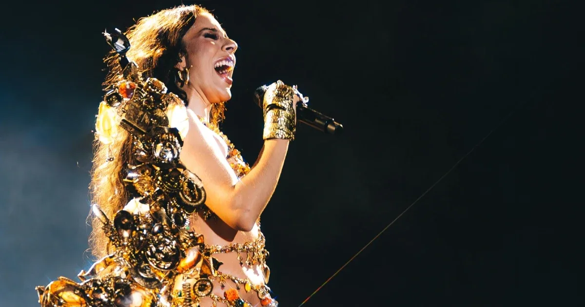 Marina Sena canta no palco do Festival MADA 2026