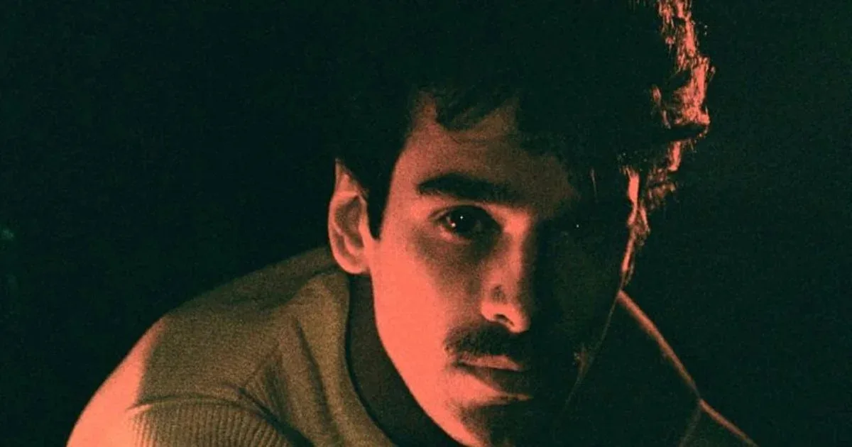 Zé Ibarra em fotografia de divulgação da turnê Saudade Solidão.