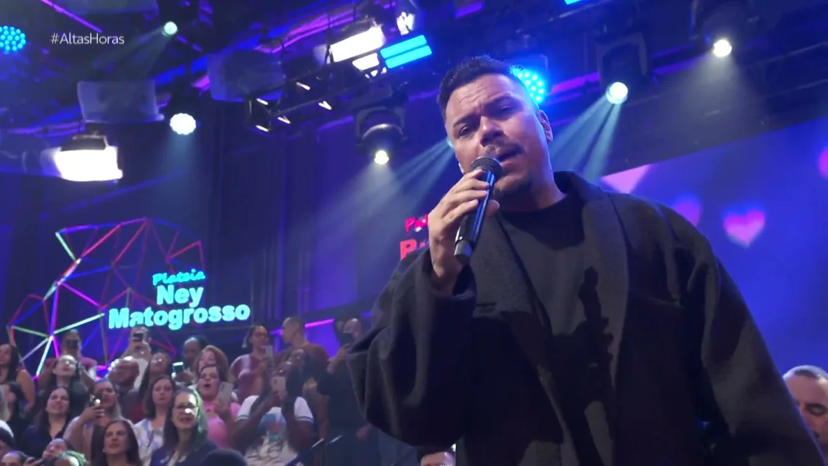 Bruno Cardoso canta Sinais com o Sorriso Maroto no Altas Horas