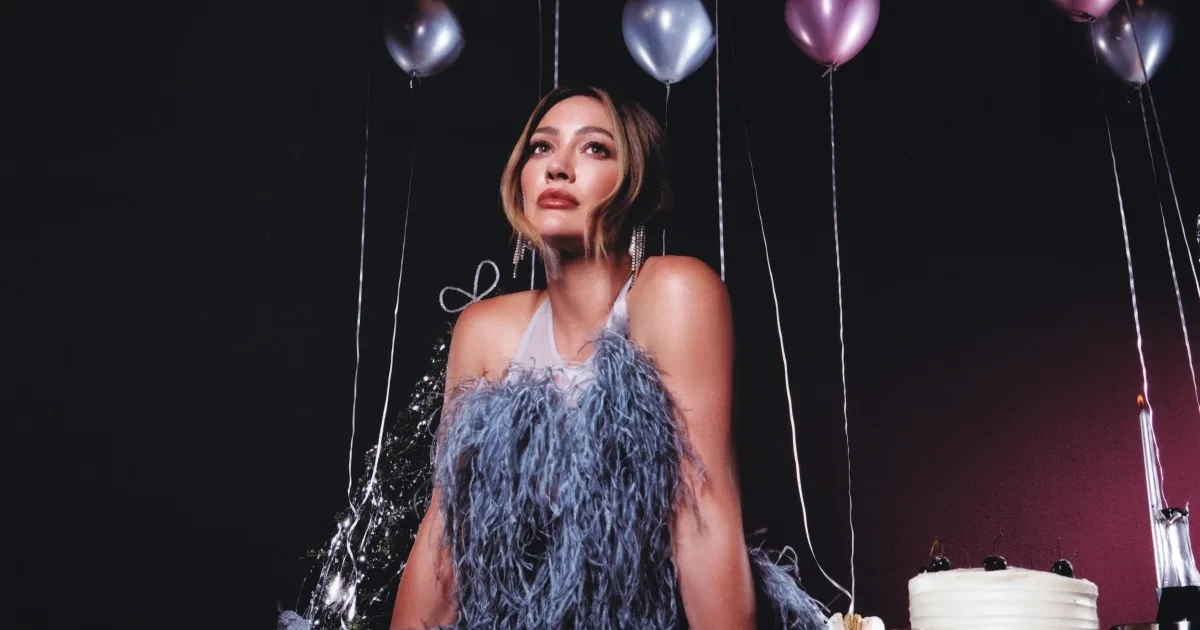Hilary Duff em imagem oficial de divulgação de Holiday Things