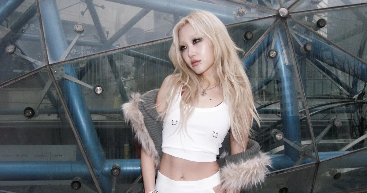 HEYOON em retrato de divulgação, com cabelo loiro e jaqueta cinza