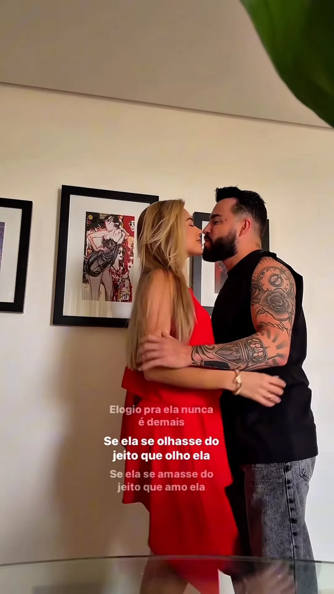 Rafael Quadros e Ana Paula se beijam em um vídeo do casal em casa