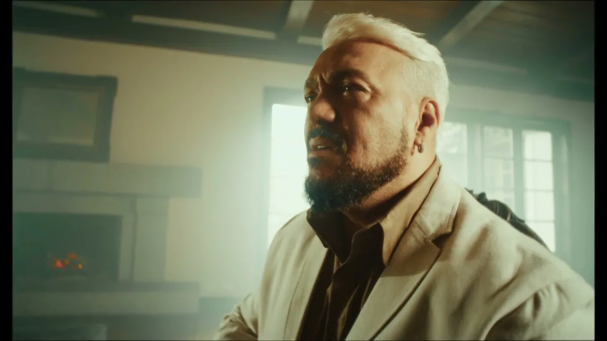 Belo em cena do clipe de Você Mudou