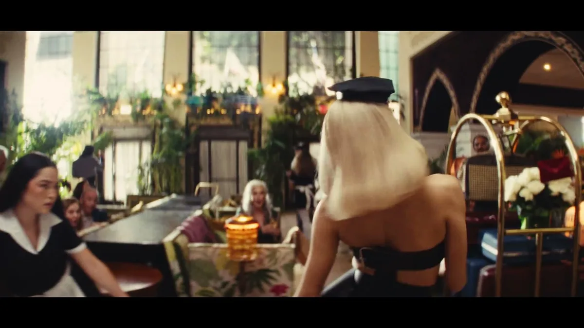 LISA e participantes em uma cena no hotel do clipe de Tarantino