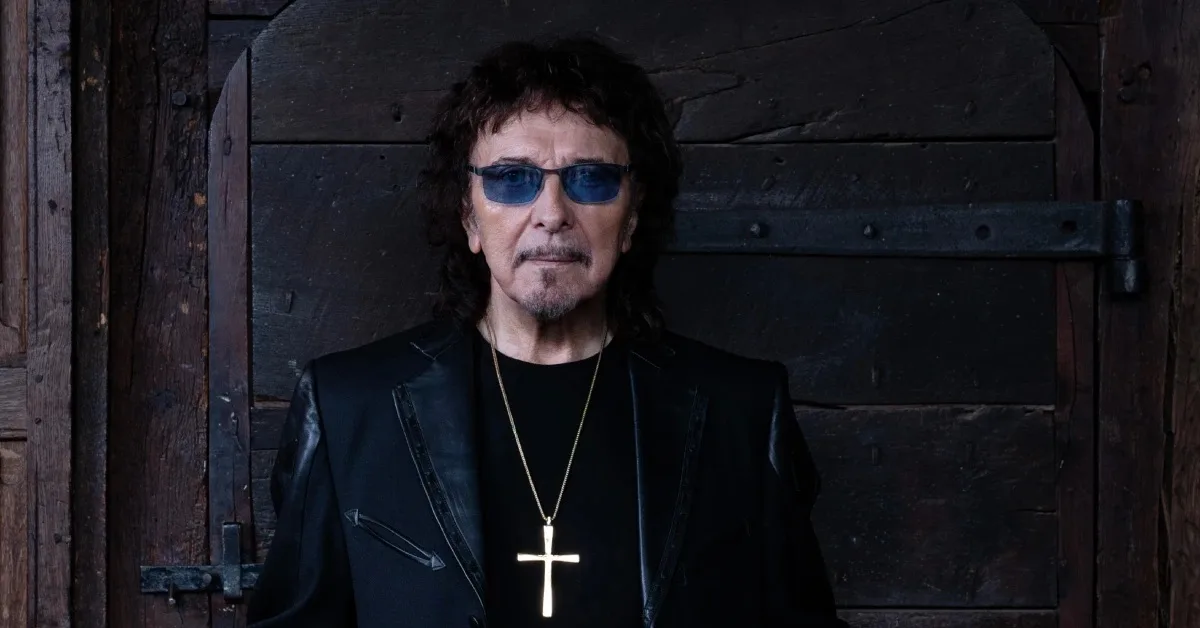 Tony Iommi em retrato de divulgação