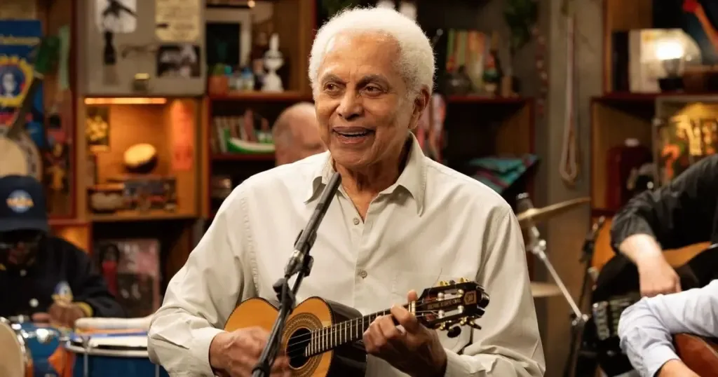 Paulinho da Viola com cavaquinho durante a apresentação no Tiny Desk Brasil.