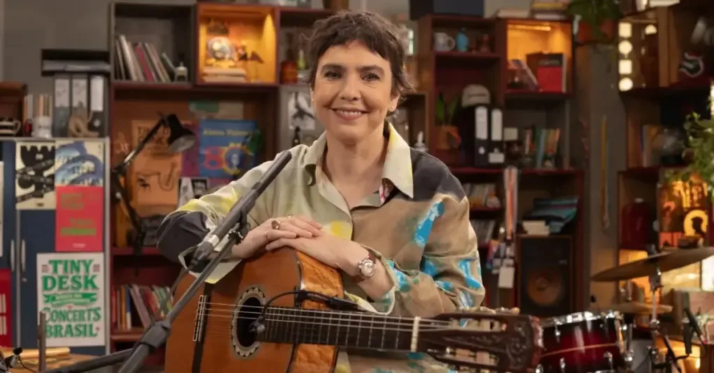 Adriana Calcanhotto durante o Tiny Desk Brasil