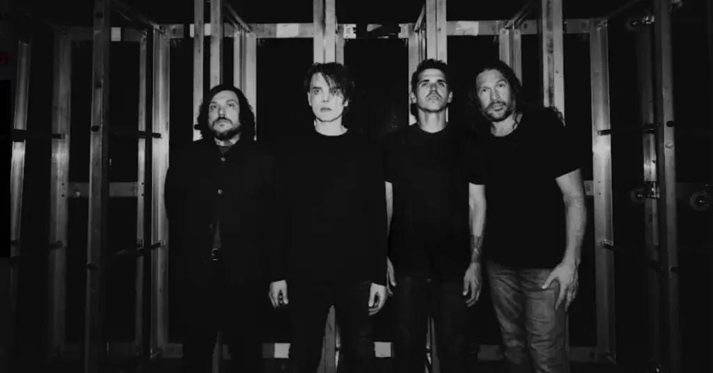 Os integrantes do My Chemical Romance em retrato coletivo em preto e branco.