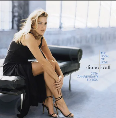 Diana Krall sentada junto a um piano na capa da edição de aniversário de The Look of Love