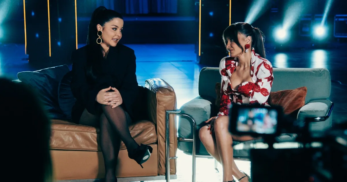 Maiara e Maraisa sentadas durante uma entrevista para o documentário sobre Marília Mendonça.