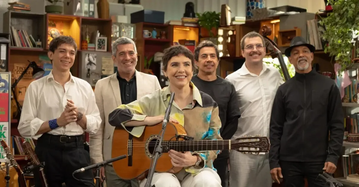 Adriana Calcanhotto posa com os músicos reunidos para o Tiny Desk Brasil