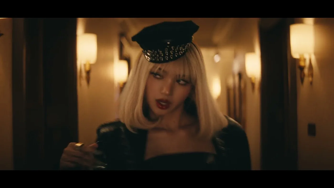 LISA em cena do videoclipe de Tarantino