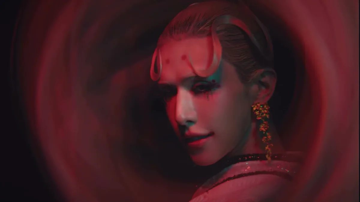 Retrato de um integrante do XLOV visto em um espelho no videoclipe Hush