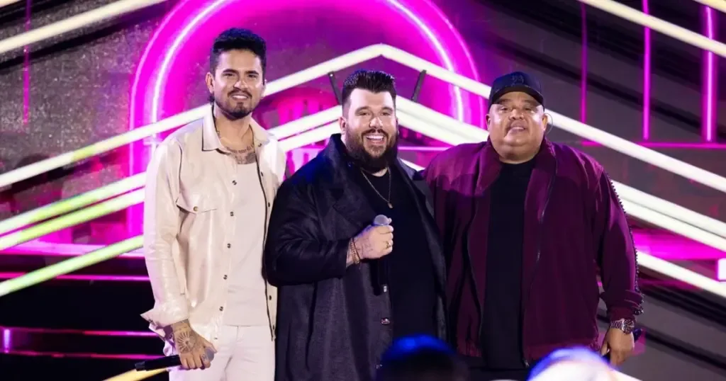 Panda, Humberto e Ronaldo posam juntos no cenário de divulgação de Fora do Padrão.