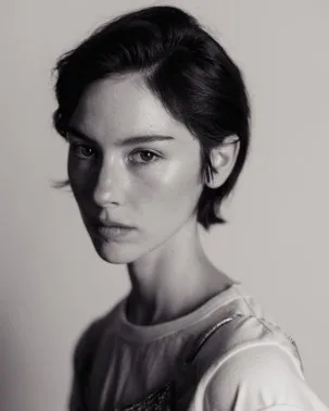 Retrato em preto e branco de Gracie Abrams