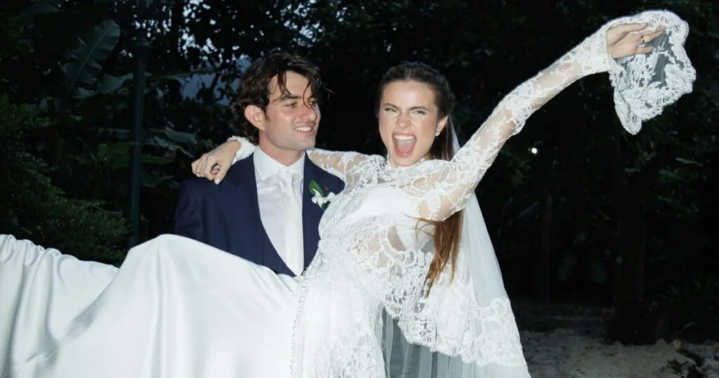 Giulia Be e Conor Kennedy sorriem juntos durante a celebração do casamento.