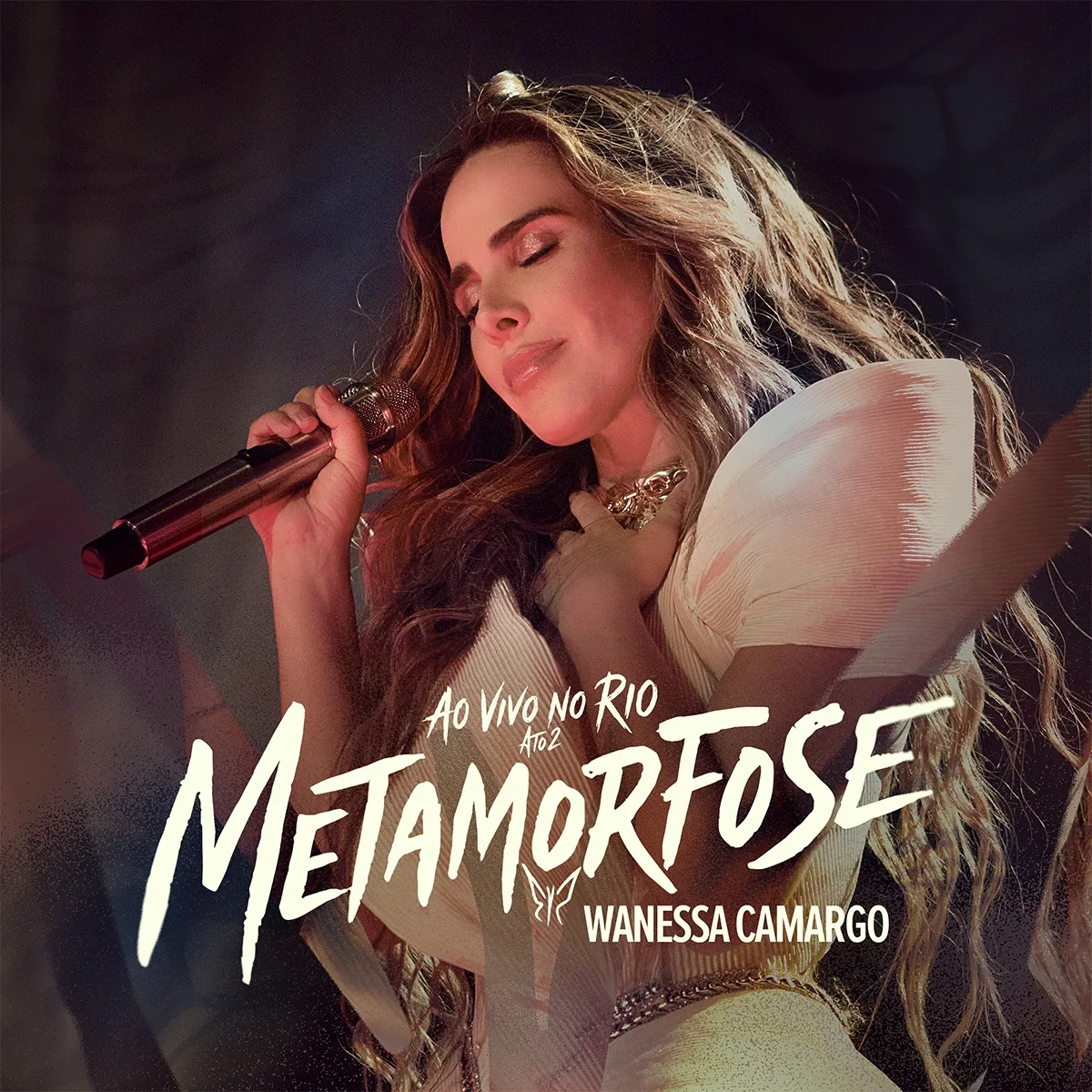 Capa de Metamorfose Ato II com Wanessa Camargo cantando ao microfone