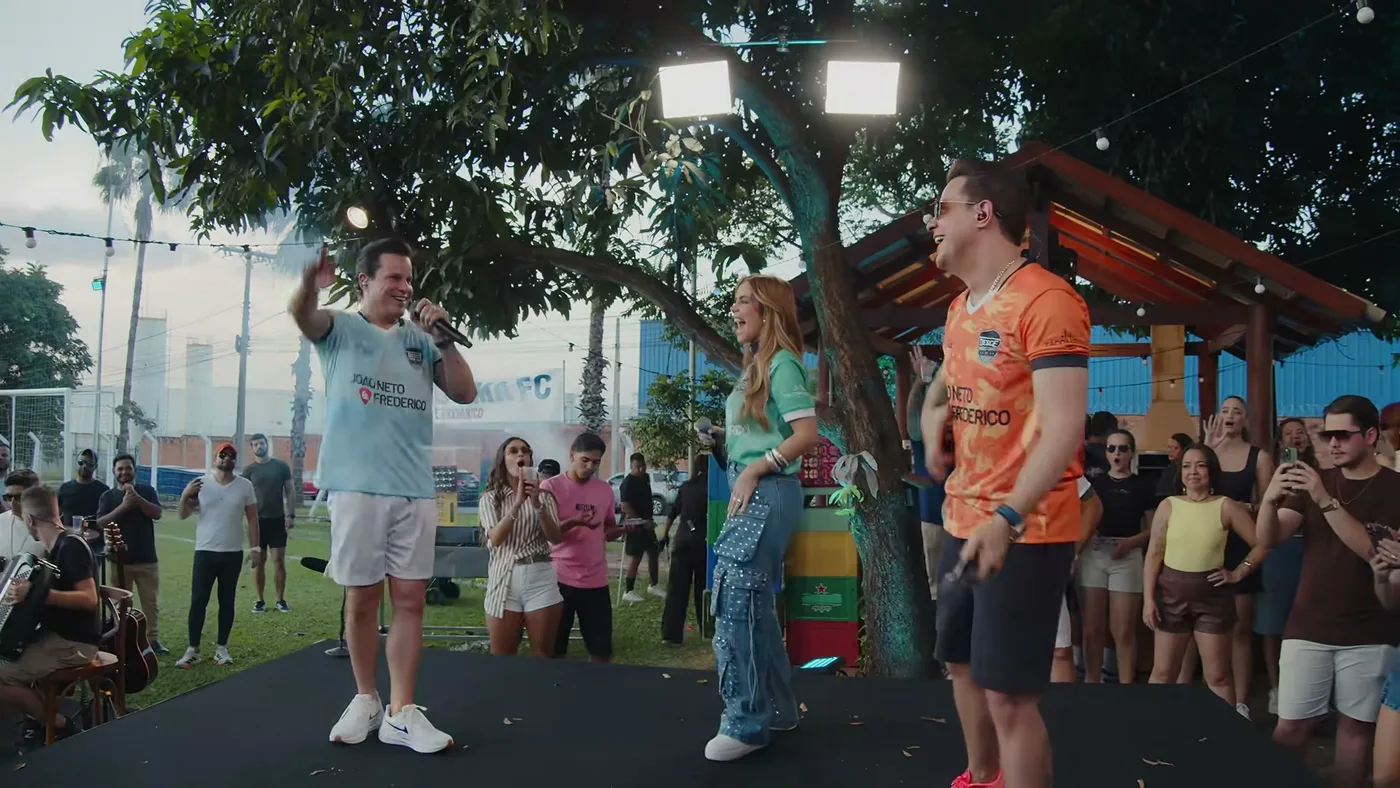 João Neto, Mariana Fagundes e Frederico em cena do vídeo Vou Ficar Devendo