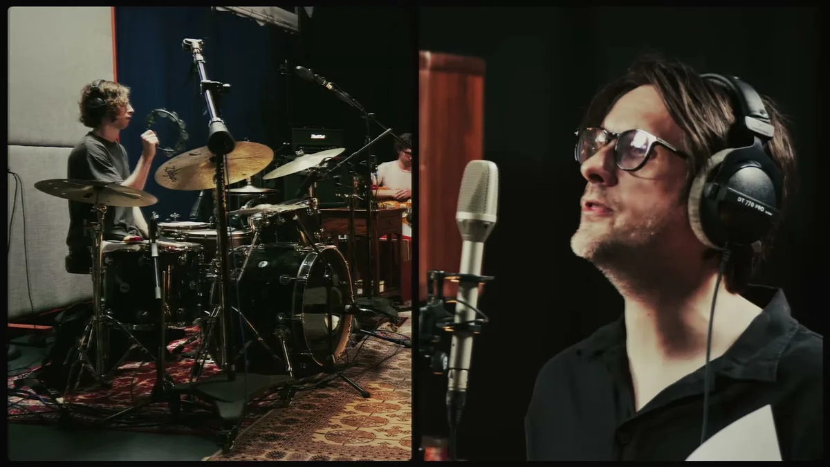 Steven Wilson em A Basket of Bees, da série The Village Hall Sessions