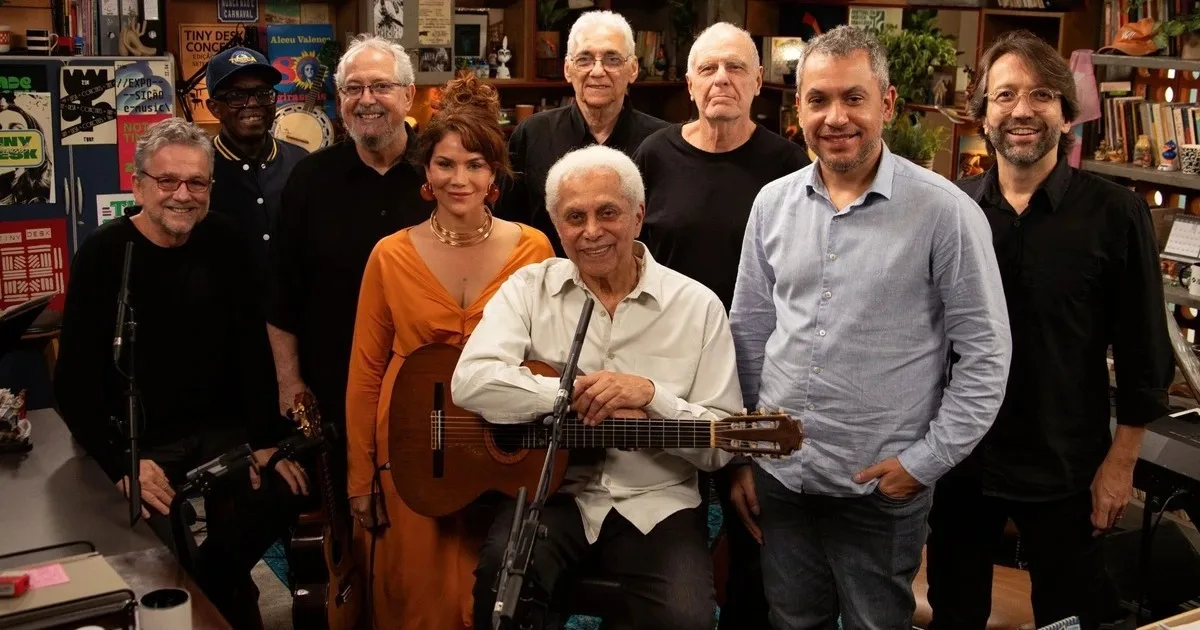 Paulinho da Viola e os músicos reunidos no ambiente de gravação do Tiny Desk Brasil.
