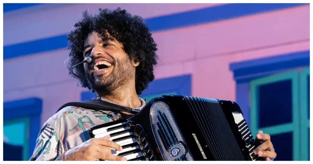 Mestrinho com sua sanfona em fotografia de divulgação