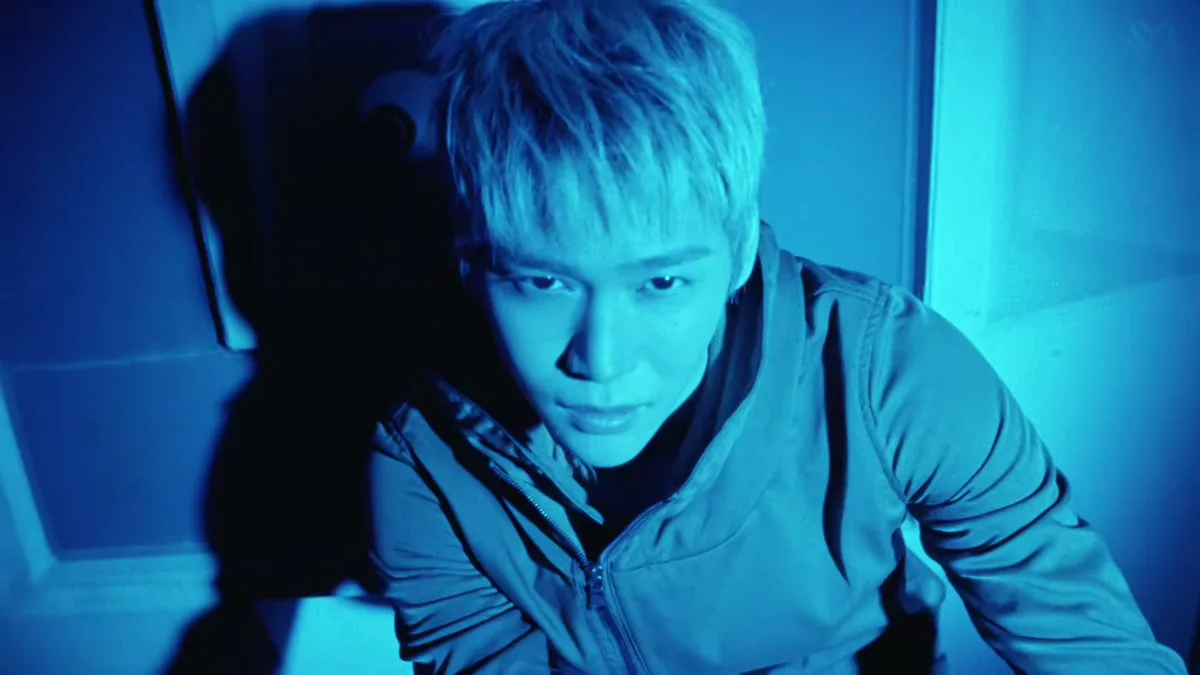 Outra cena do videoclipe Insomnia, do RIIZE