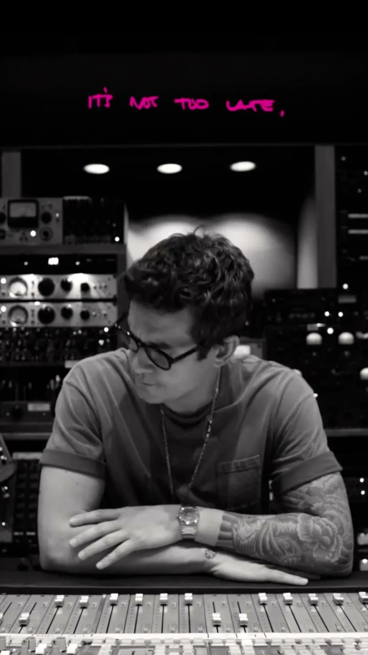 John Mayer diante de uma mesa de estúdio em vídeo de divulgação