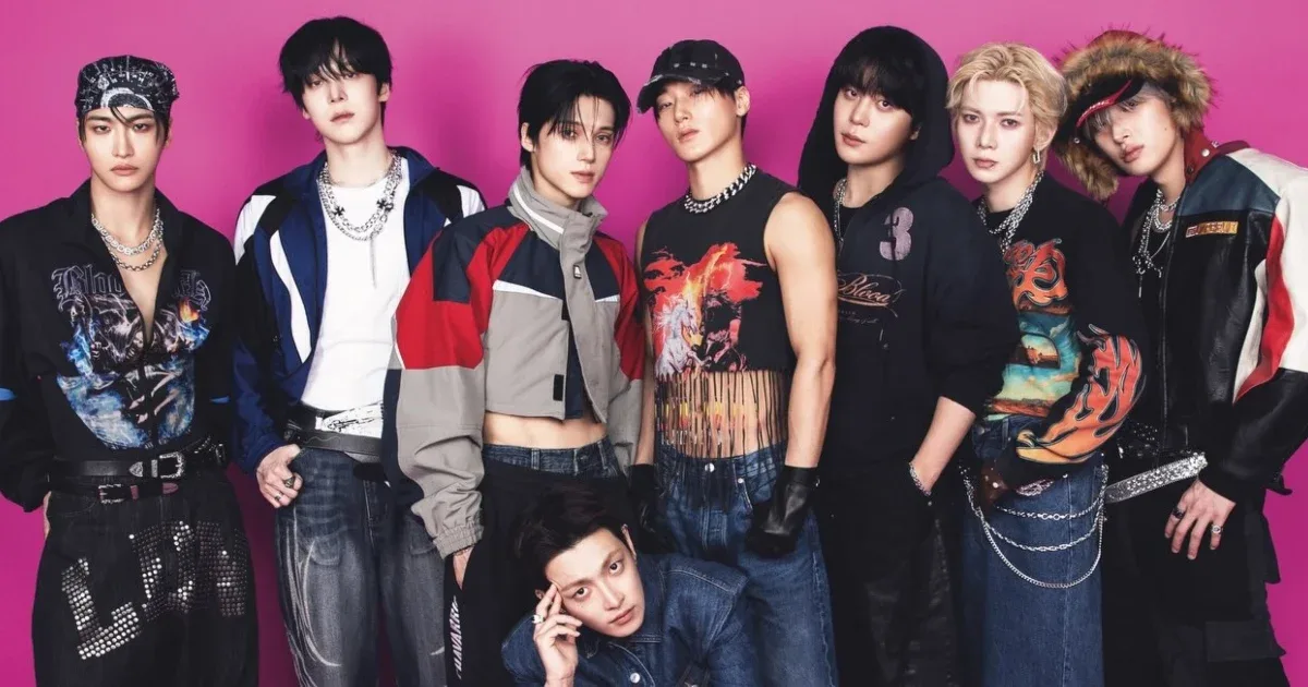 Os oito integrantes do ATEEZ diante de um fundo rosa
