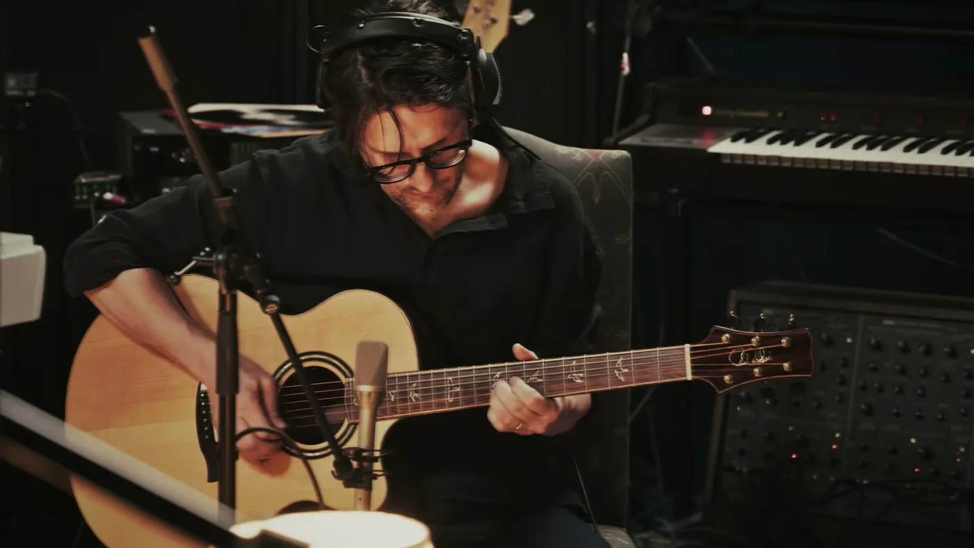 Steven Wilson em A Basket of Bees, da série The Village Hall Sessions