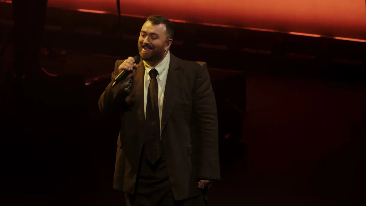 Sam Smith canta ao microfone na performance oficial de My Guy