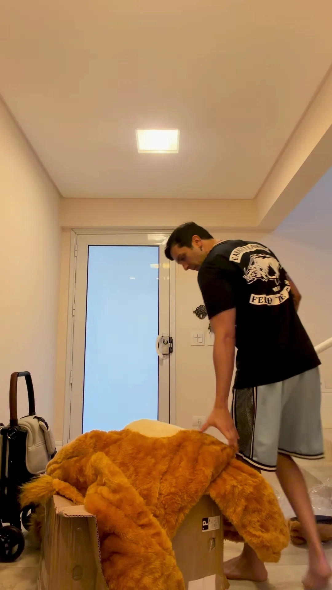 Luan Santana preparando uma fantasia de leão dentro de casa