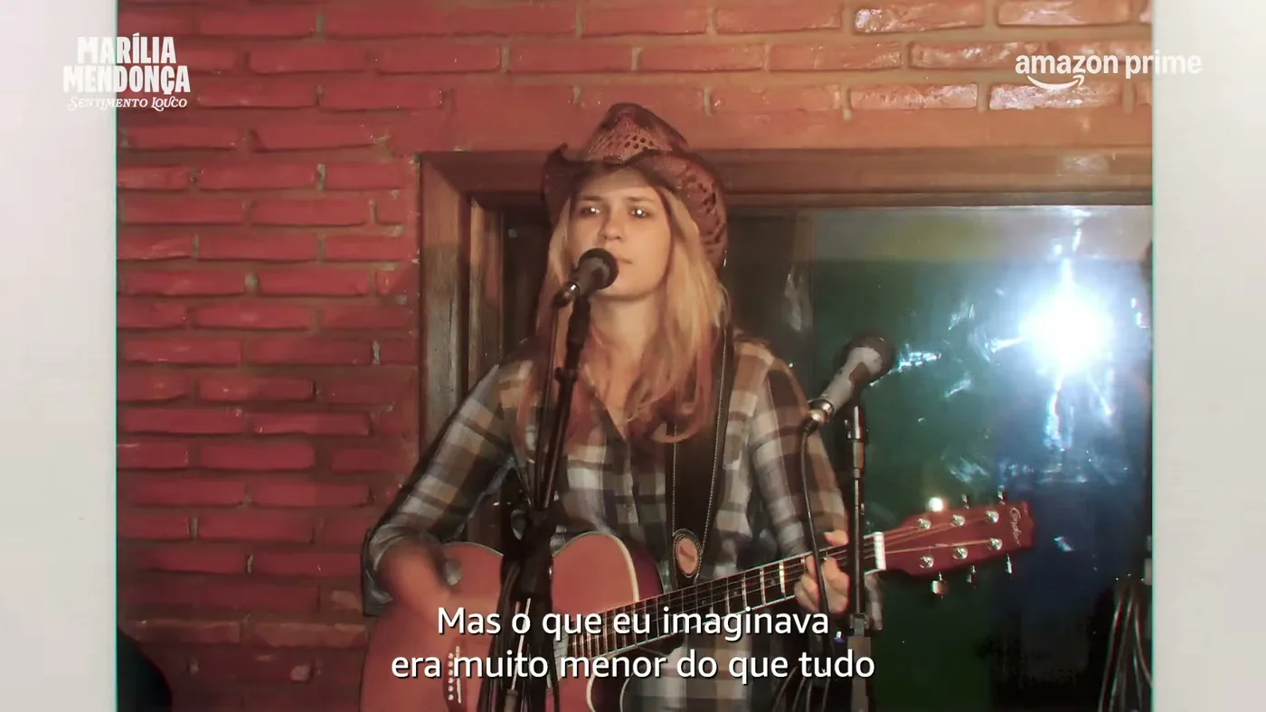 Marília Mendonça canta e toca violão em registro de arquivo incluído no trailer do documentário.
