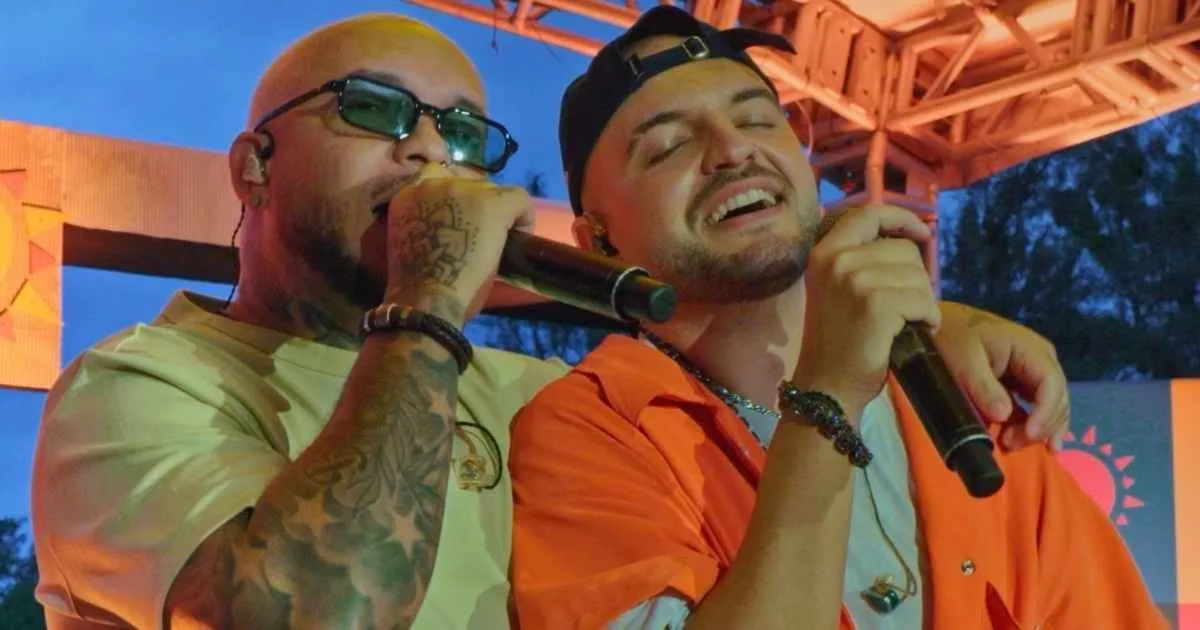Suel e Luquinhas cantam juntos no palco do projeto Diazão.
