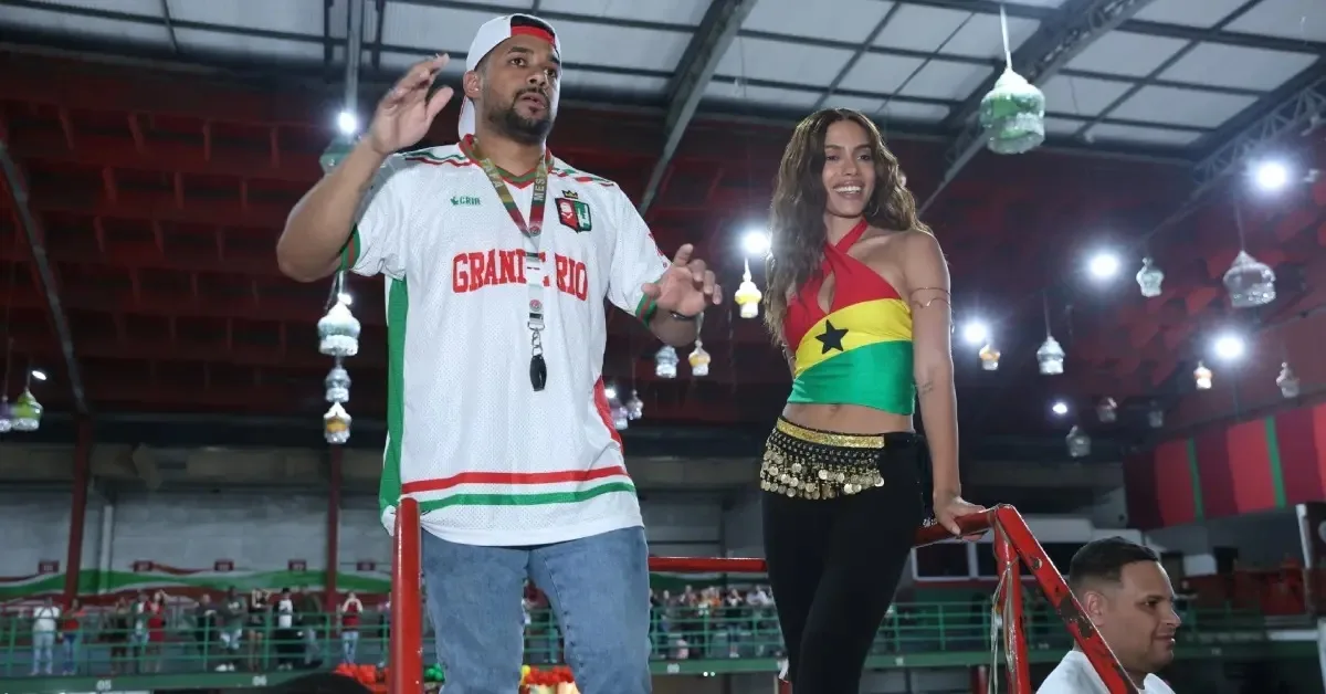 Anitta e integrantes da Grande Rio durante o ensaio
