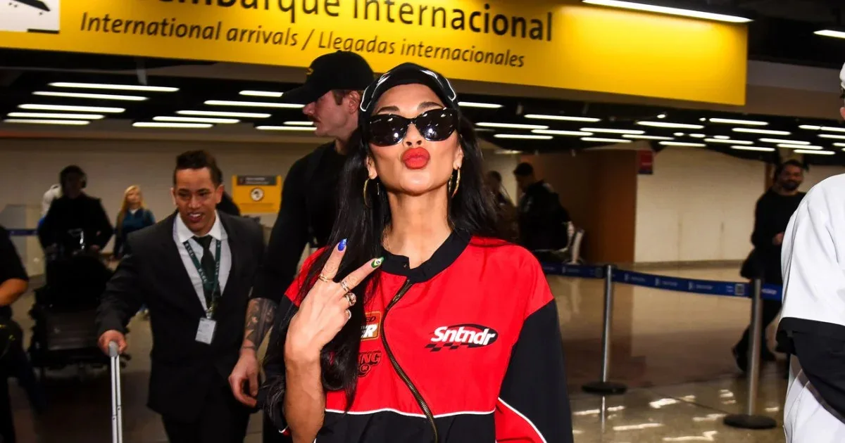 Nicole Scherzinger no desembarque em Guarulhos, em 27 de outubro de 2026