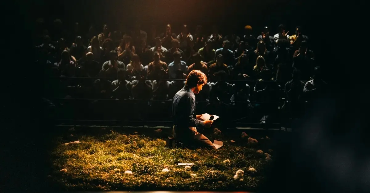 Jão em fotografia da performance com fãs