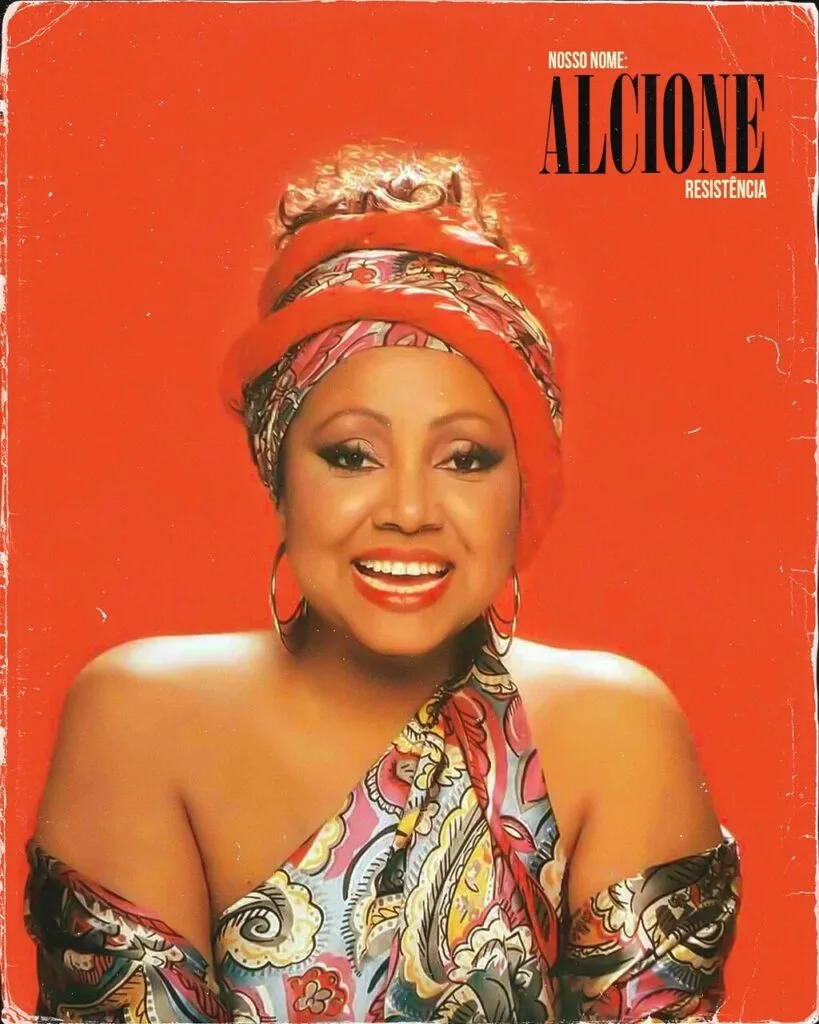 Alcione em fotografia de capa de disco, com turbante e roupa estampada.